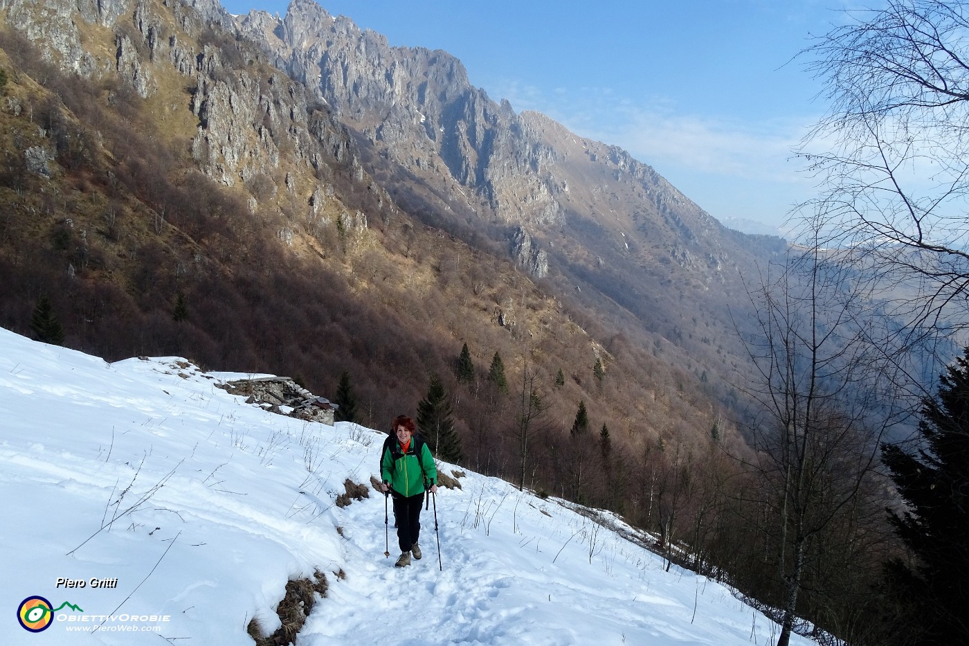 19 Alla Baita della Vecchia con vista sui contrafforti del Venturosa.JPG